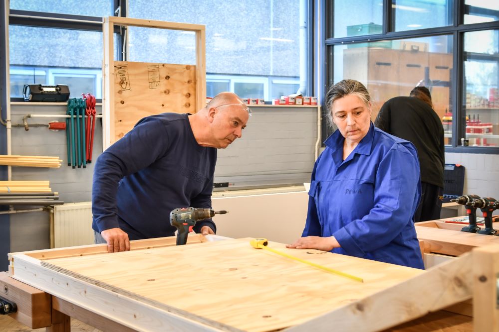 Docent Jacco Regtop helpt een van de tien deelnemers van de Techniektuin IJmond