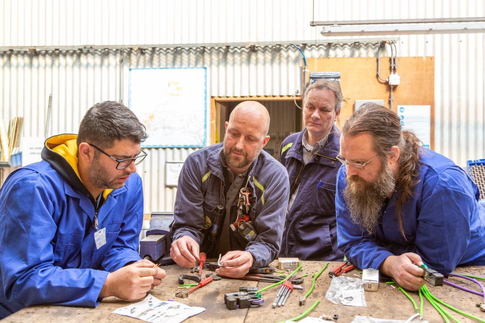 Deelnemers van de Techniektuin op bezoek bij TES Industrial Systems Beverwijk